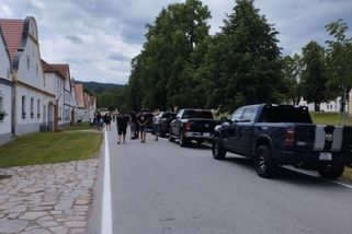 V památkové zóně ve vesničce na jihu Čech zaparkovaly pickupy RAM. Obcí se nesly sprosté nadávky - Novinky